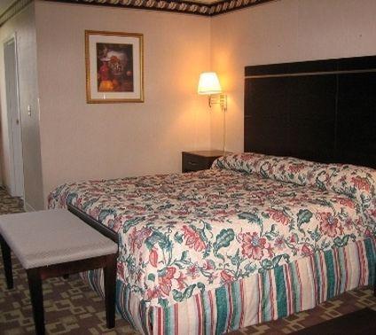The Atrium Hotel And Conference Center Springdale Room photo